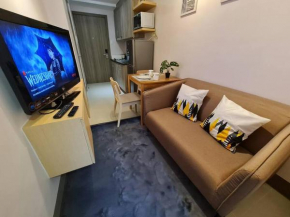 Chic 2 BR EDSA APT w/ Balcony Netflix Prime Video